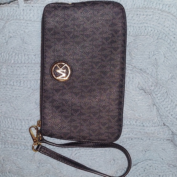 Michael Kors Handbags - Michael Kors wristlet like new